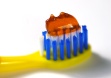 Cepillo de dientes con Pasta dentfrica.
