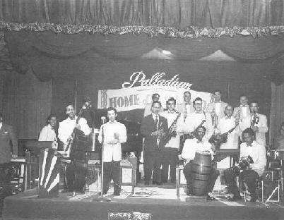 Orq. de Miguelito Miranda en N.Y. cantando Santos Colòn