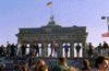 Berlineses celebrando sobre el muro