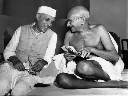 Nheru y Gandhi conversando