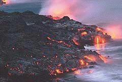 La lava es materia derretida, en estado lquido viscoso, que sale desde el interior de los volcanes.