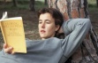 Chica leyendo un libro.
