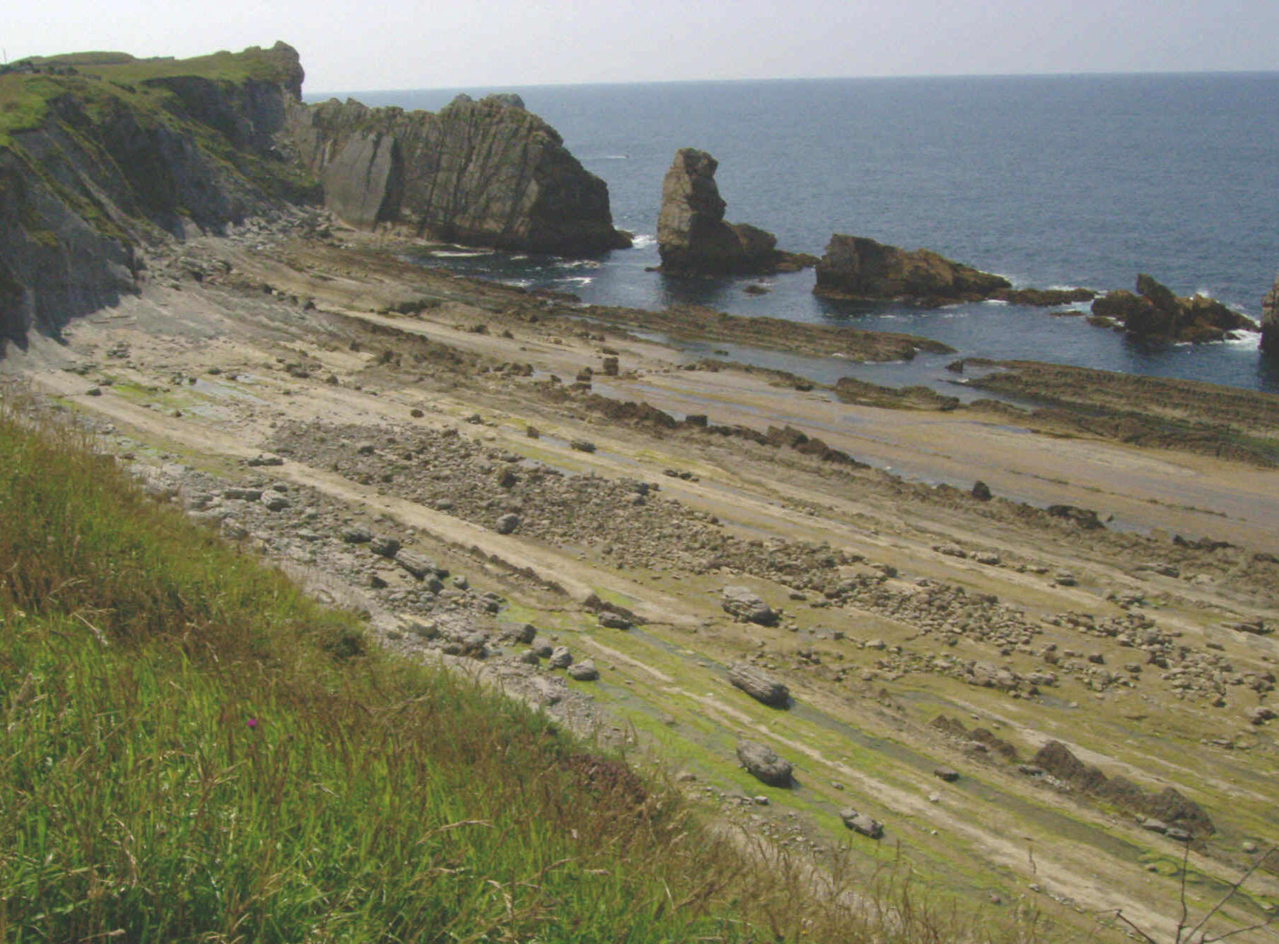 Costa muy erosionada. Imagen: De Mier y Leva.