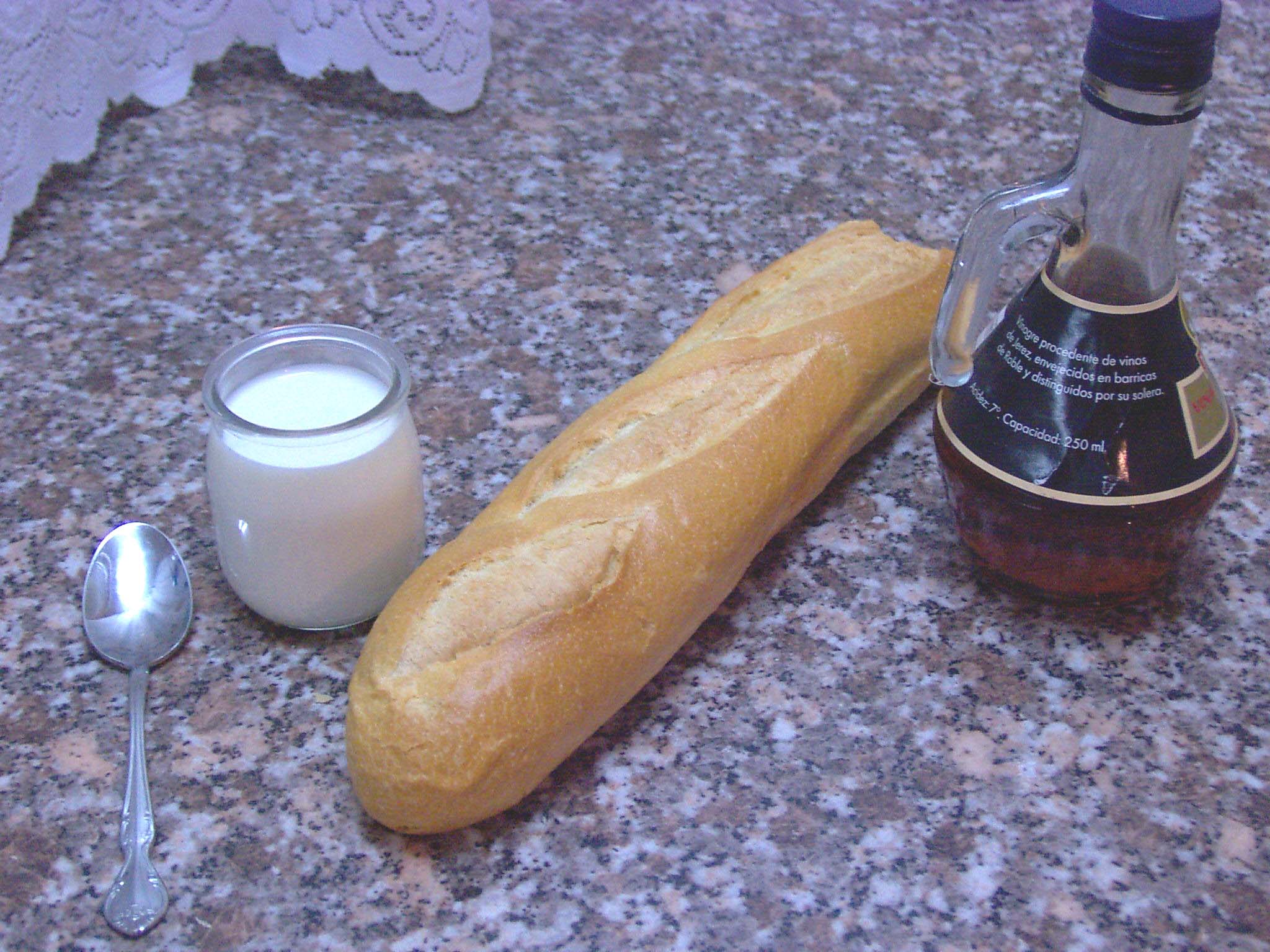El pan, el yogur y el vinagre son alimenos producidos por la aplicacin de la Biotecnologa. Imagen: De Mier y Leva