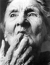 La mirada perdida es una de las características de los enfermos de alzheimer. Tomada de www.rnw.nl